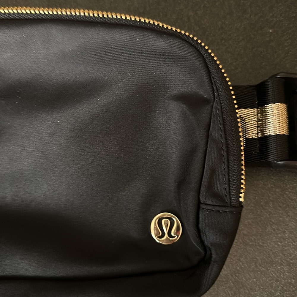 Lululemon Everywhere Black Gold Wordmark Belt Bag, Holiday Edition, Sold out